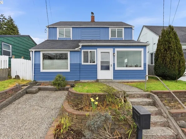 1545 Meade St, North Bend, OR 97459
