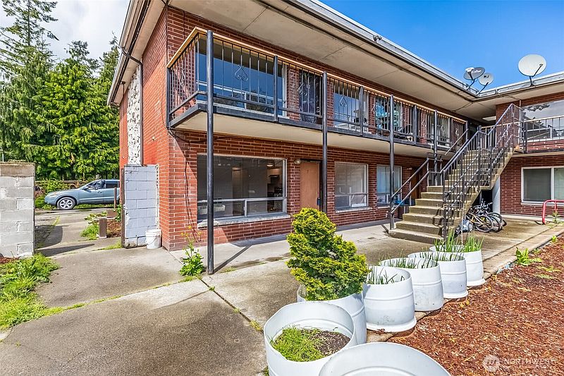 3rd image of 748 S Cloverdale Street Unit 6