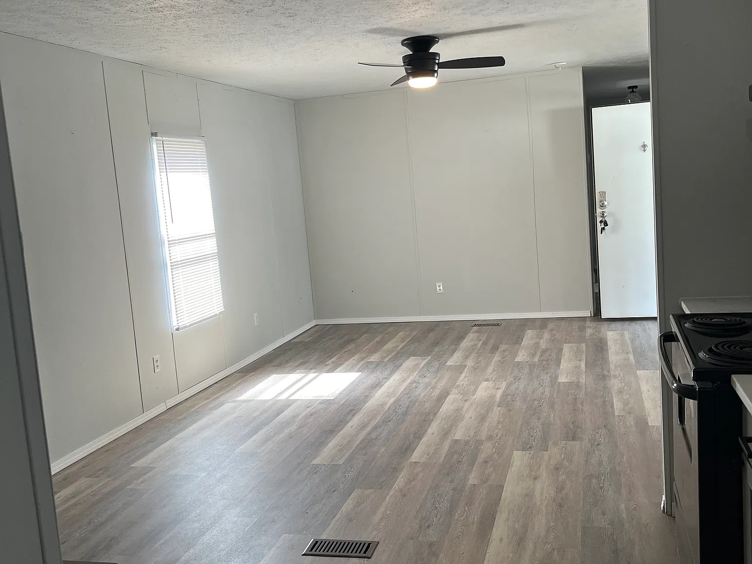 3 bed, 845 sqft, $1,000 — Photo 3
