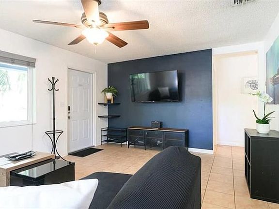 3rd image of 2323 SW 18th Ave #2
