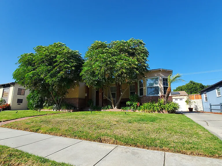 2452 Colby Ave — Photo 13