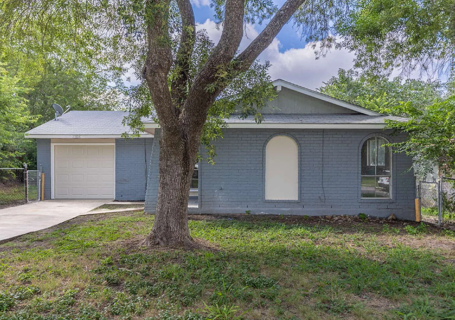 3 bed, 2.0 bath, 921 sqft, $1,385 — Photo 1