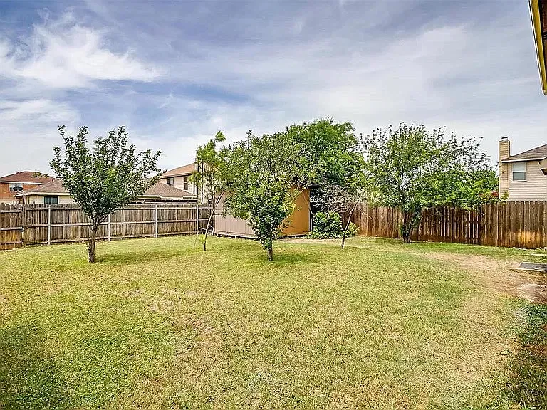 4 bed, 2.5 bath, 2246 sqft, $2,390 — Photo 4