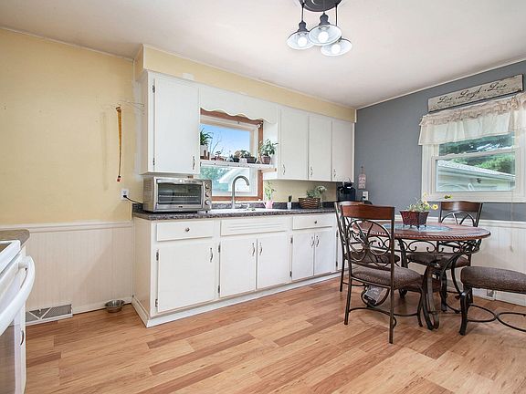 5th image of 3220 S Drive S