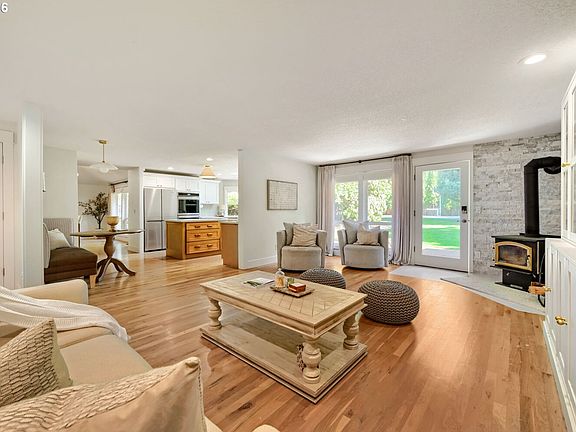 4th image of 2132 SE Douglas Pl