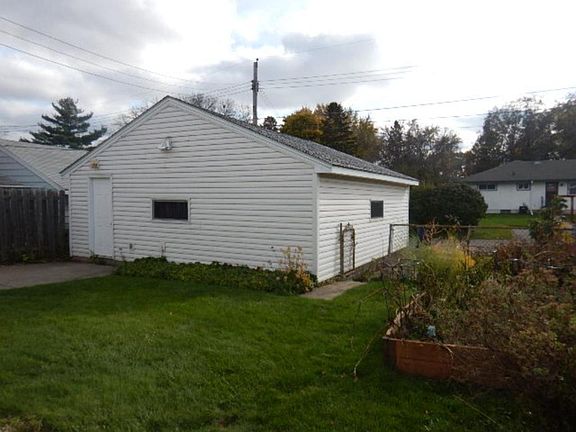 5th image of 268 Arion St E