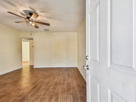 5th image of 270 41st Ave NE #1