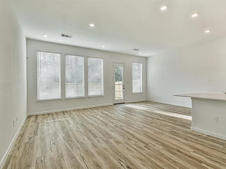 678 Royal Arch — Photo 5