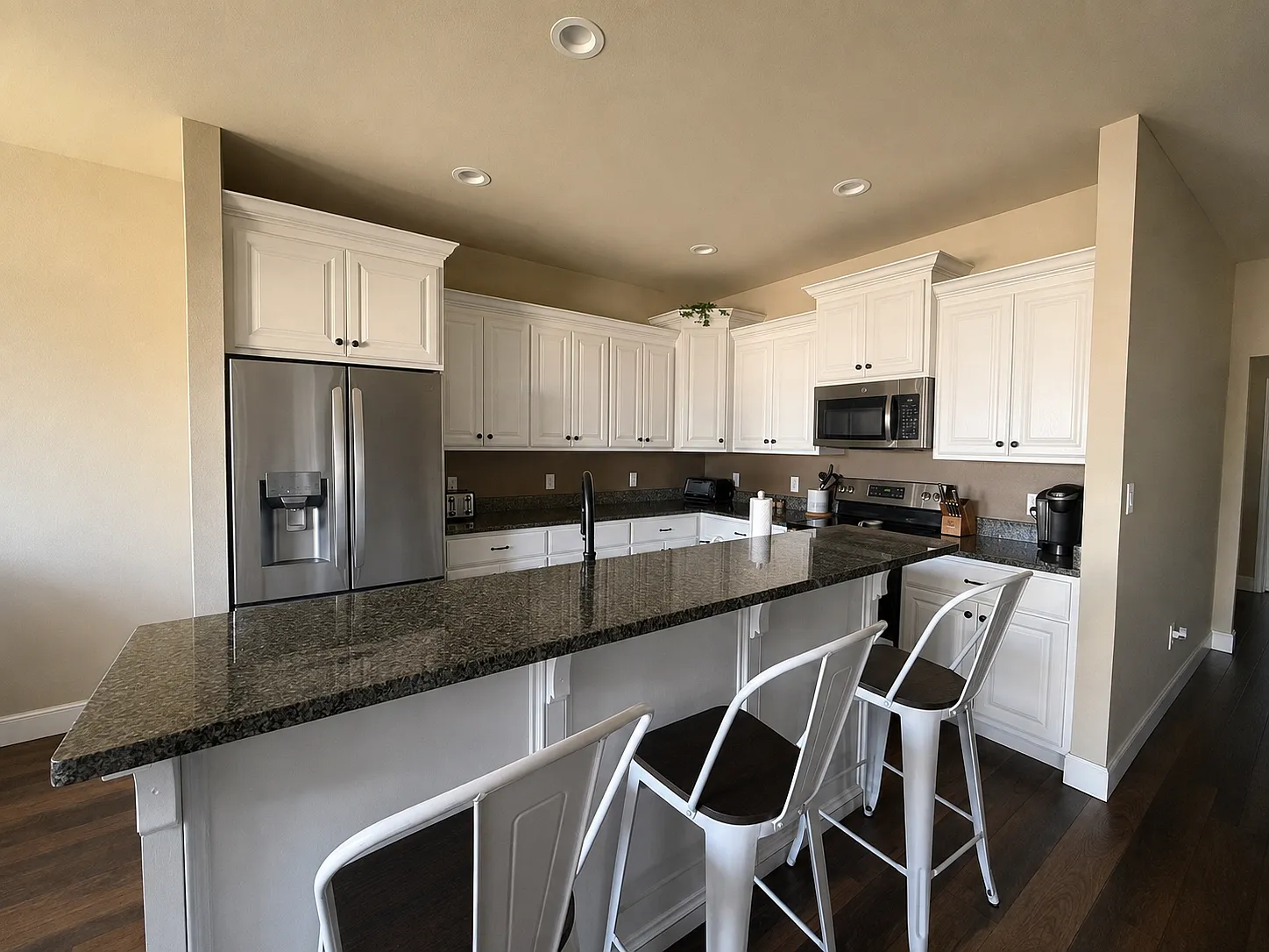4 bed, 1880 sqft, $6,200 — Photo 1