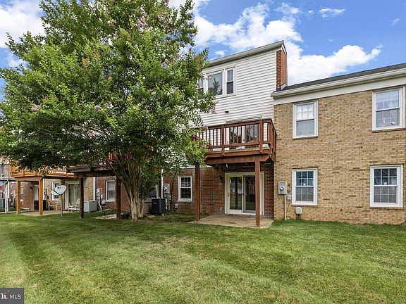 3rd image of 210 Leeds Ct E
