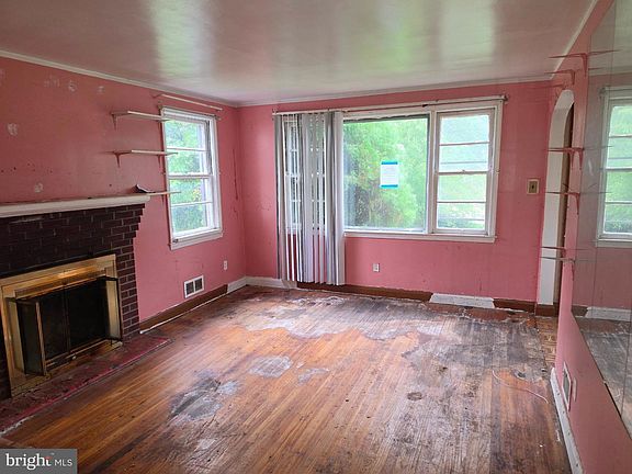 3rd image of 2340 Ivy Ave