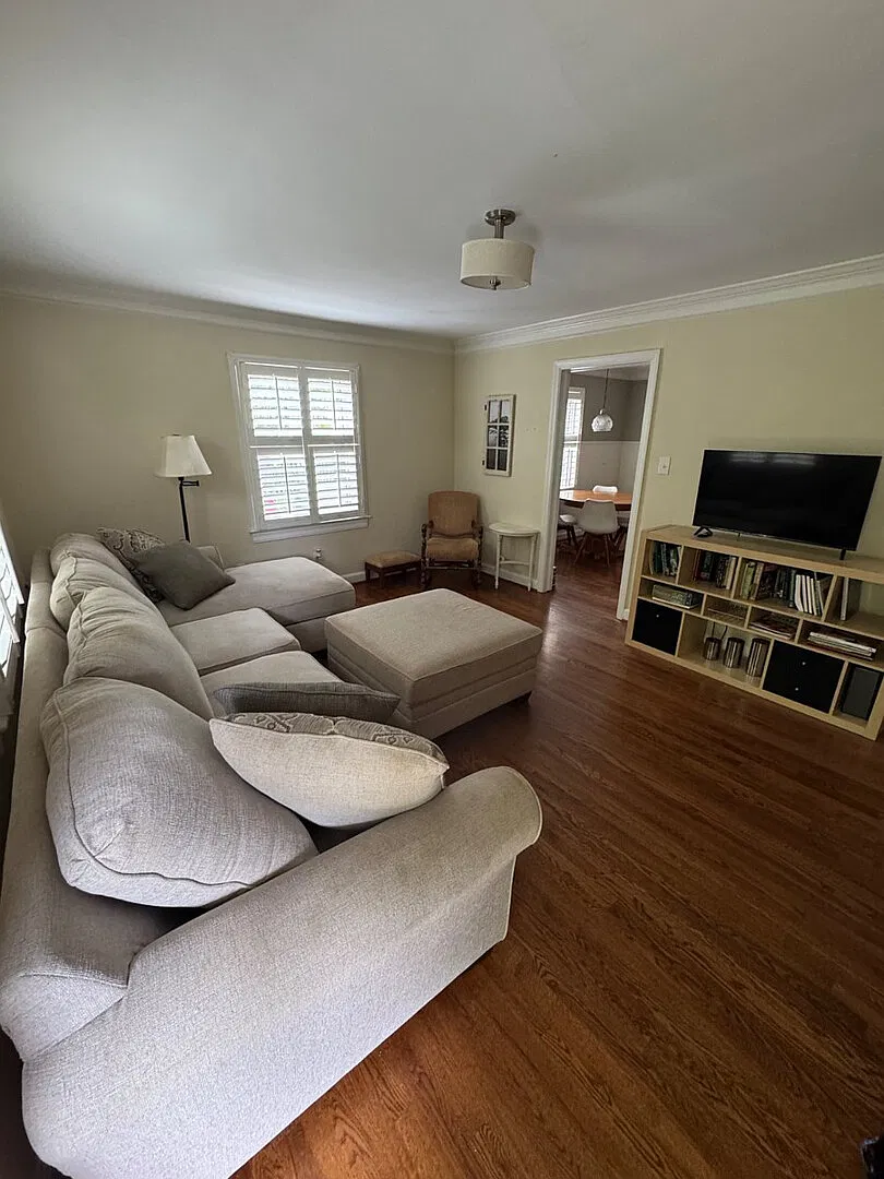 Furnished Downtown Cary haven: cozy standalone cottage on a huge green — Photo 4
