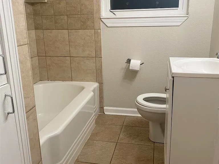 1240 E Jordan St — Photo 14