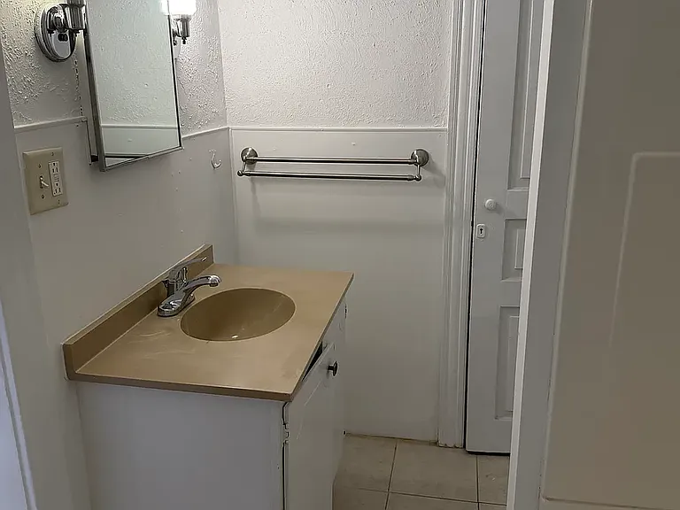 124 E Noble Ave #2 — Photo 8