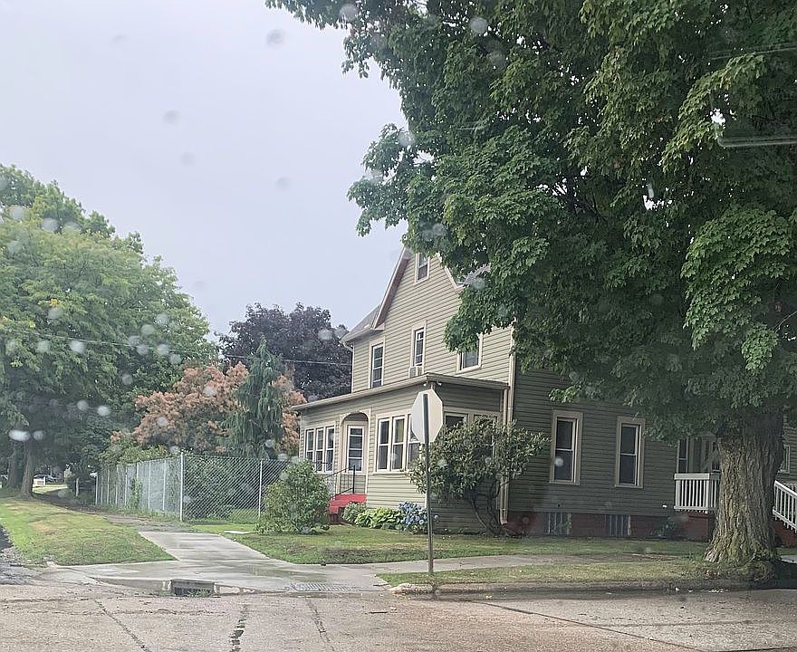 2nd image of 604 Bacon St