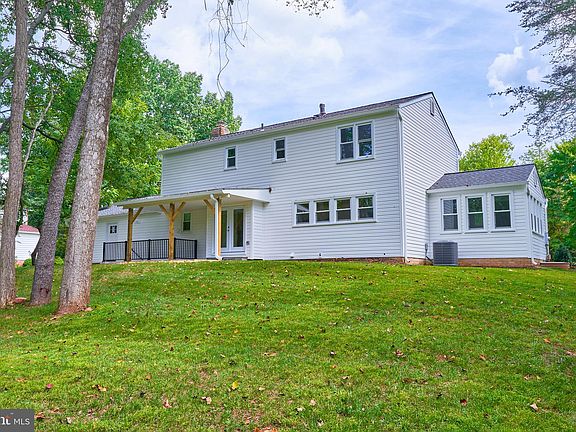 2nd image of 922 Rolling Holly Dr