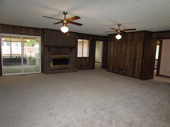 4th image of 1101 Louise Ct SE