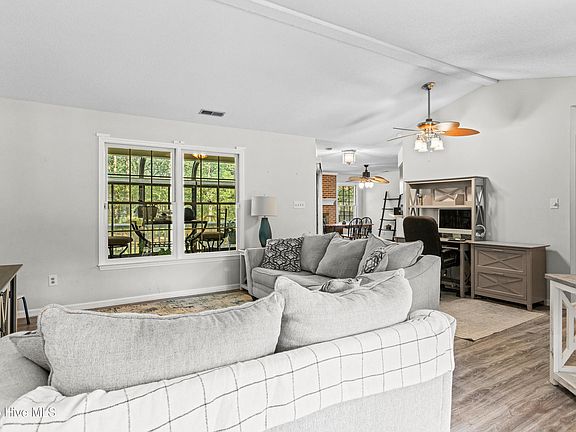 4th image of 439 Candlewood Dr