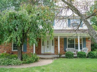 800 Mayfair Ct, Rochester Hills, MI 48309