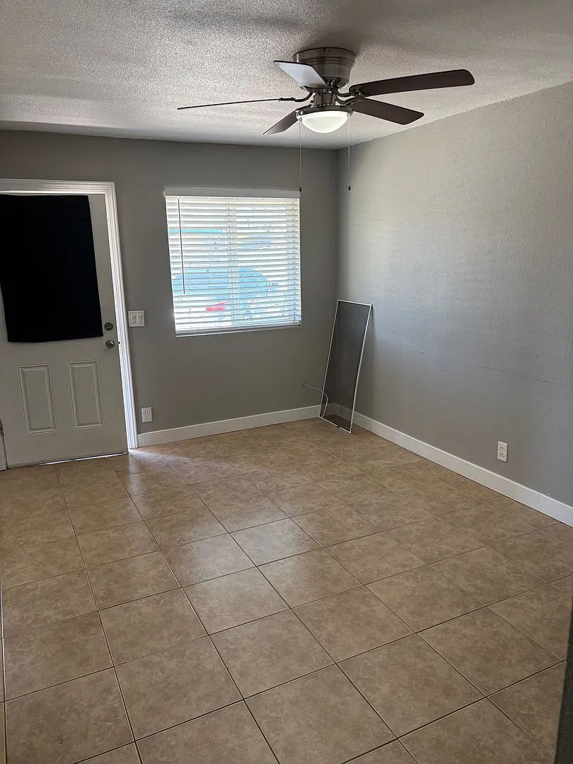 updated 2 bedroom Tempe apartment / 1st month Free move in special — Photo 4