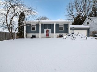 1610 Dellwood Ct, Grafton, WI 53024