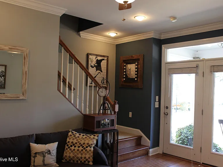 254 E Delaware Ave — Photo 3