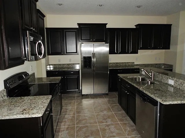 5 bed, 3.0 bath, 3382 sqft, $3,325 — Photo 2