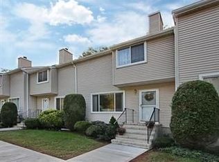 6 Westbrook Ct, Roselle, NJ 07203