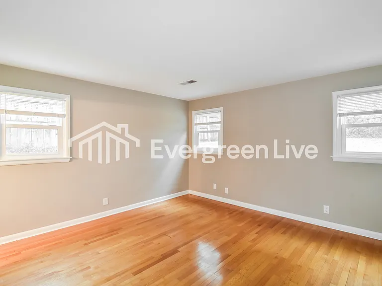 515 Chatsworth Dr — Photo 7