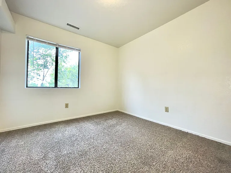 1004 E Goodwin St — Photo 12