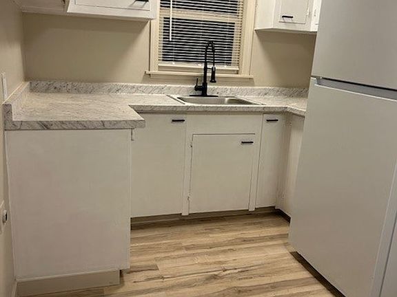 3rd image of 531 N Holly St #C