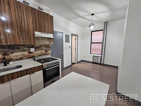 2nd image of 21 Bogart St APT 1L