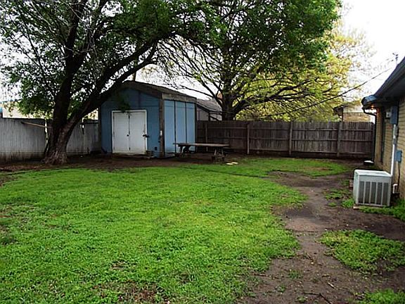 3rd image of 1010 Hawthorne Dr