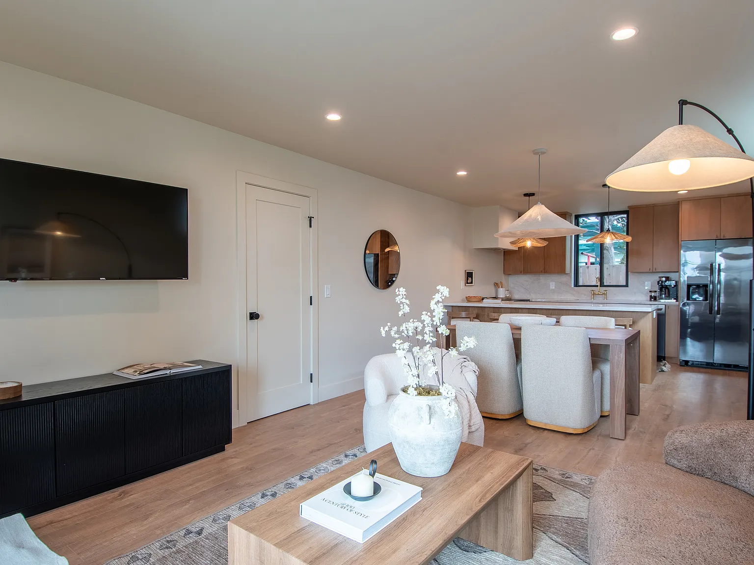 2 bed, 1.5 bath, 968 sqft, $4,000 — Photo 2