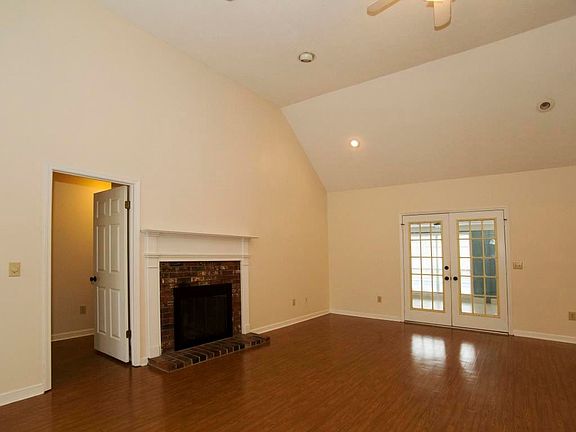3rd image of 209 Willow Bend Dr
