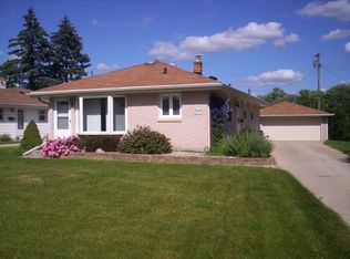 W150N8676 Wheeler Dr, Menomonee Falls, WI 53051