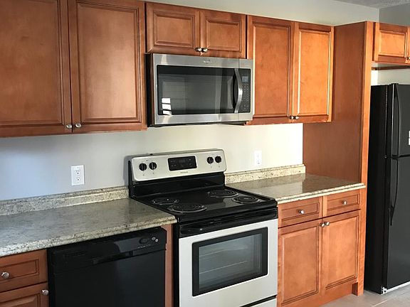 5th image of 25550 Farringdon Ave
