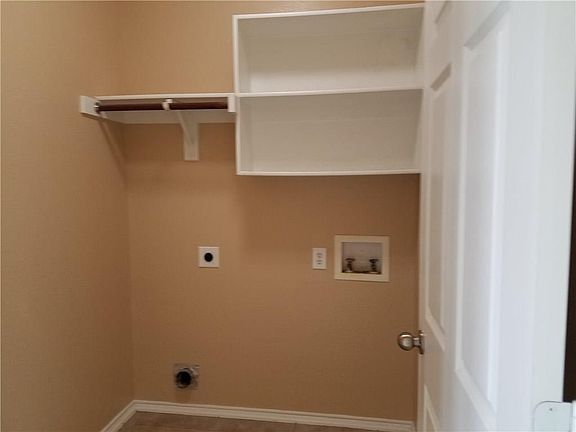 5th image of 852 W Bend Blvd