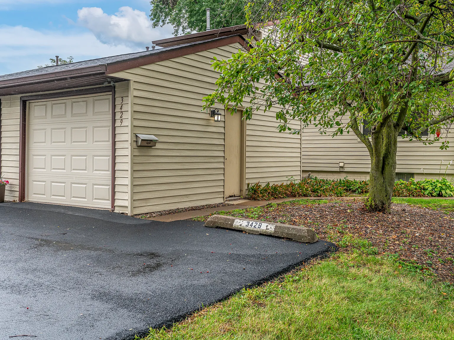 2 bed, 900 sqft, $1,850 — Photo 2