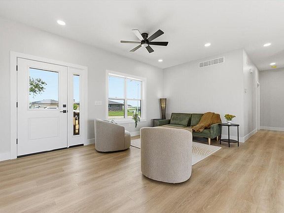 5th image of 110 Circle Dr