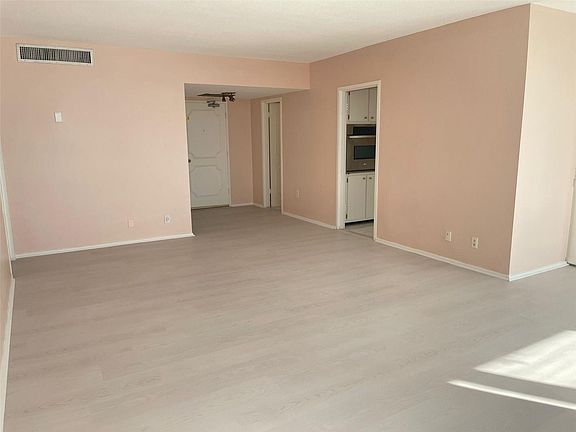 4th image of 901 Bay Dr #500