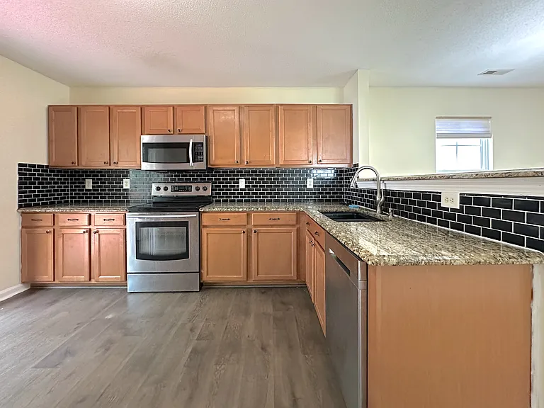 1210 Whitman Dr — Photo 8