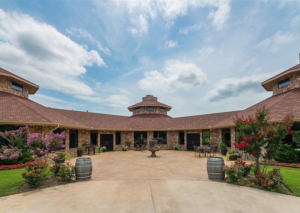 1st image of 2300 Vineyard Hl