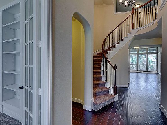 4th image of 63 W Wading Pond Cir