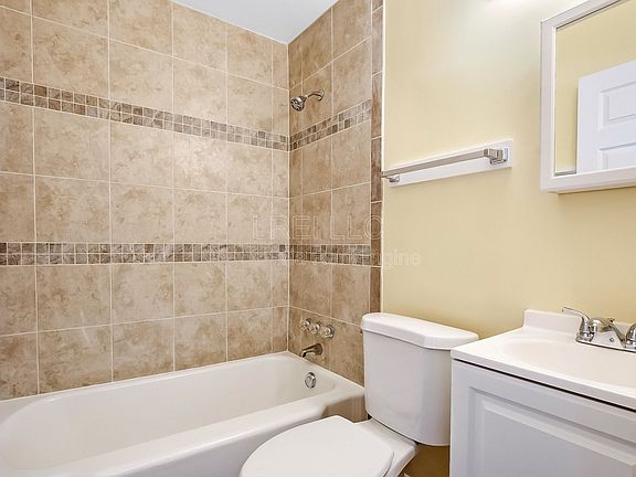 4th image of 936 Camden Ave