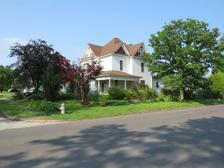 678 S English Ave — Photo 1