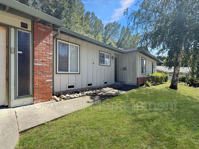 1st image of 2672 Doidge Ave