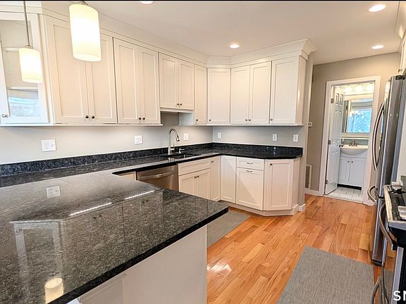 5th image of 10 Ledgewood Dr #10