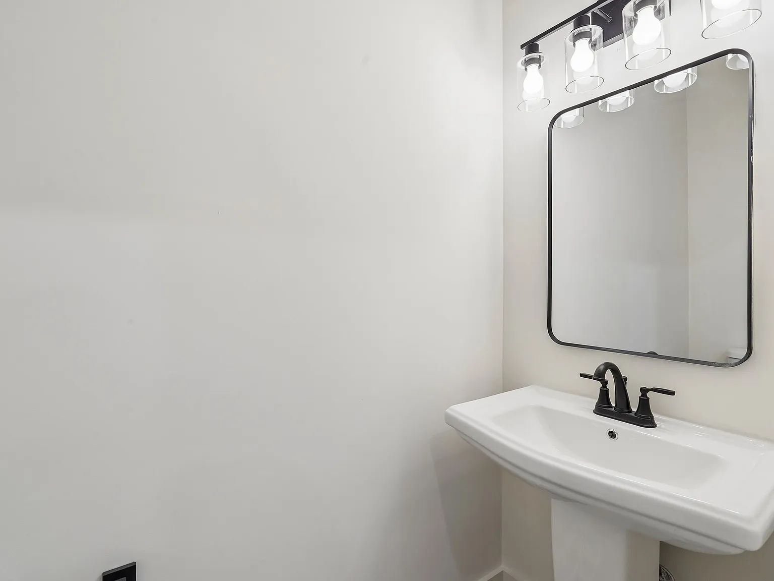 4 bed, 2297 sqft, $3,499 — Photo 3