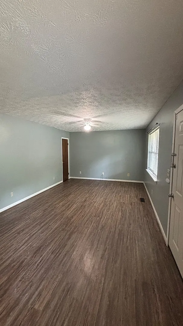 907 Ivan Dr. - 907 Ivan Unit A — Photo 3